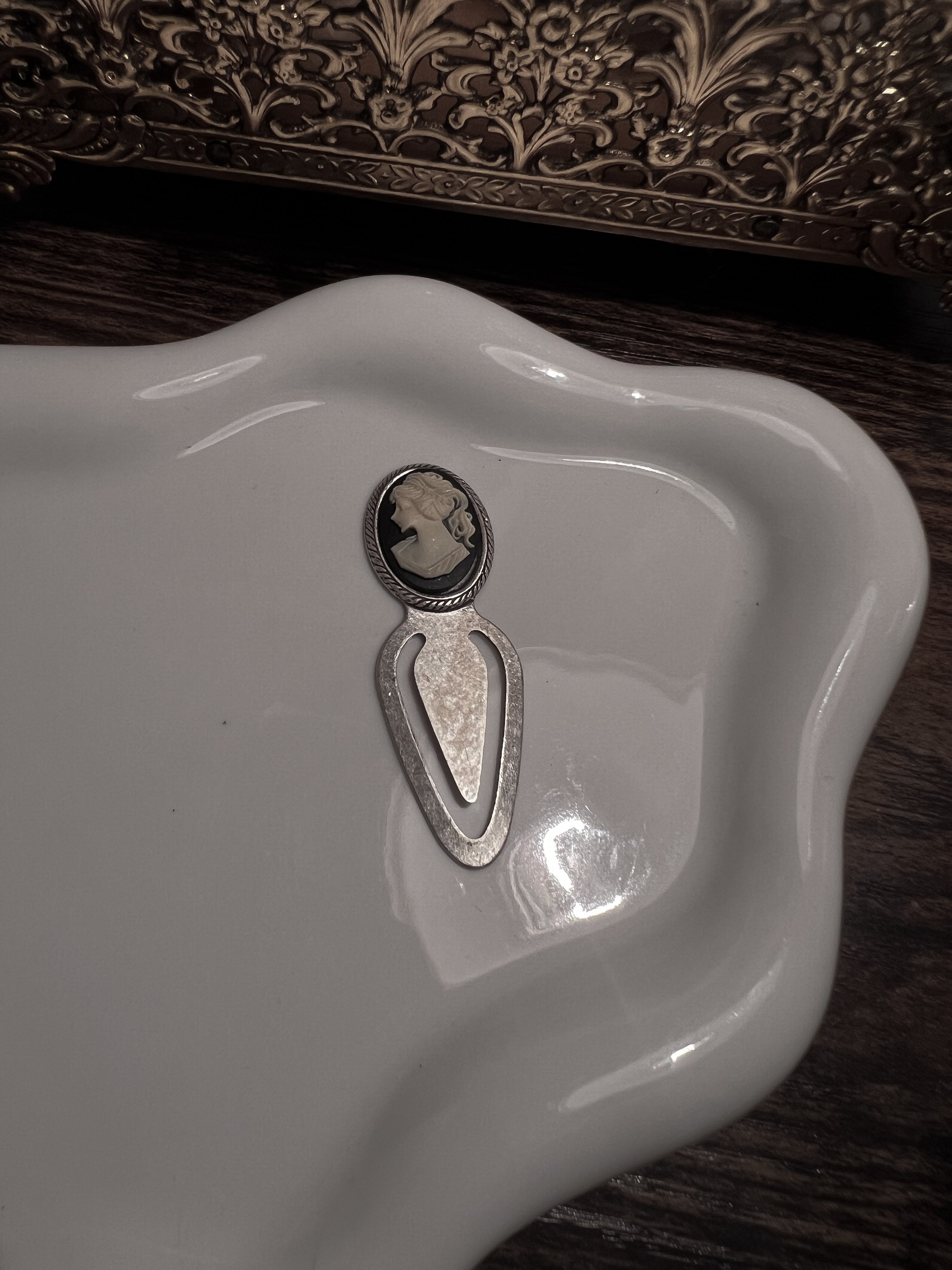 VAIGE Cameo lady portrait bookmark silver